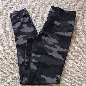 Never worn aerie camo leggings